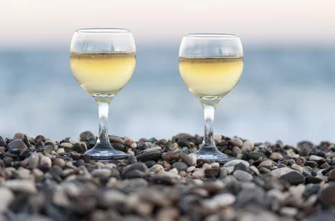 Reflection of two glasses of white wine on tropical beach Stock-Fotos
