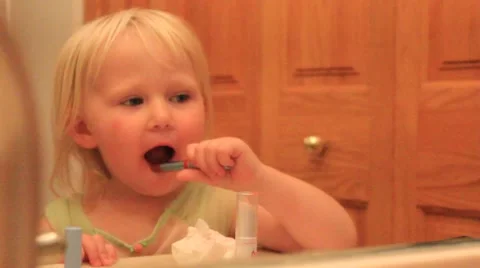 Reflection of a two year old stretching her lip Stock Footage 41651581