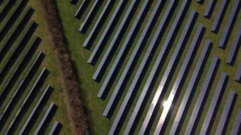 Reflection of units of large solar panel farm in rural countryside of america Видео 332819773
