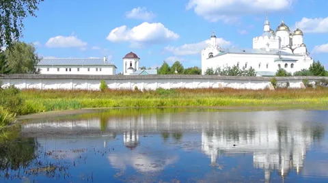 Reflection on the water (Monastery)6 库存影片 42125831
