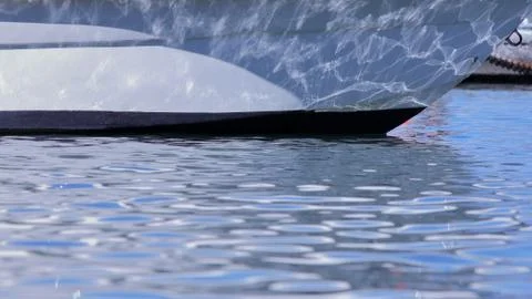 Reflection of the waves on the hull of a boat Stock-Fotos