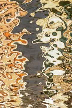Reflection in the waves of water in harmonic pattern Foto stock
