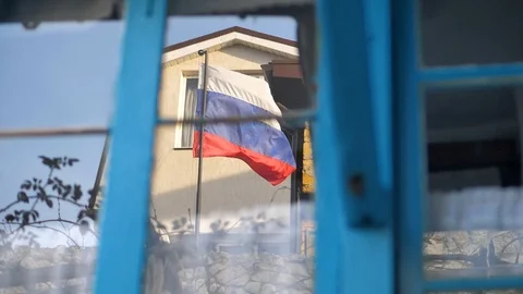 The reflection in the window, the flag of Russia fluttered in the wind. Stock Footage 125433202