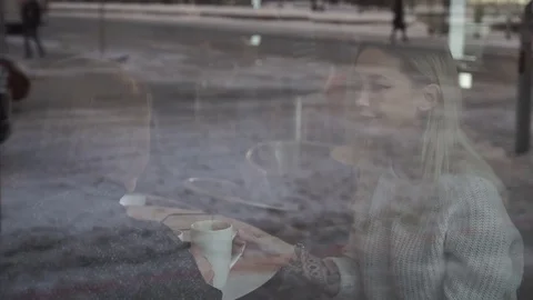 Reflection in a window of two girls in a cafe 库存影片 71182714