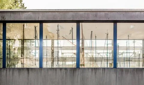 Reflection in windows of bridge masts yachts Foto stock