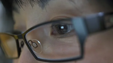 Reflection on woman's eyeglasses. 4K UHD. Vídeos de archivo 49594235
