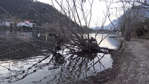 Reflections on Adda river, dusk, Lecco Vídeo Stock 151368625
