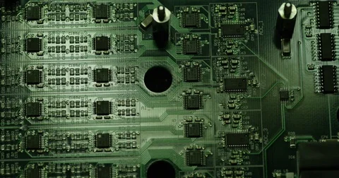 Reflections on a circuit board 動画素材 76199602