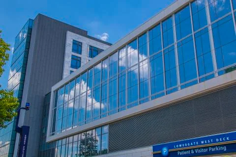 Reflections of the clouds and sky in the glass windows of a building Fotos de archivo