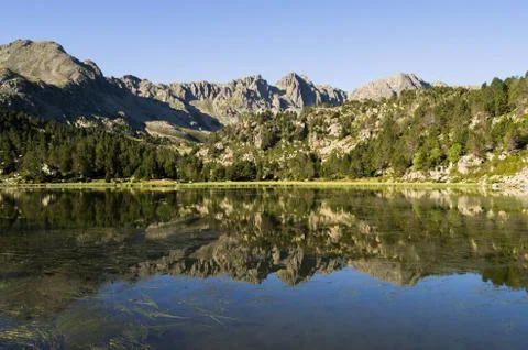 Reflections in a high mountain lake. Stockfoto's