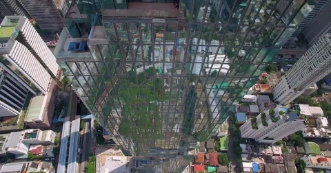 Reflections In Modern Skyscraper Windows, Downtown Bangkok, Thailand, Ascending Vidéo 79550150