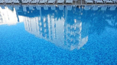 Reflections in an outdoor pool Vídeo Stock 316788598