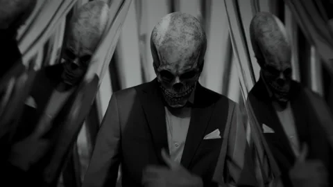 Reflections of a Skull Head Man in a Suit Vídeo Stock 259892536