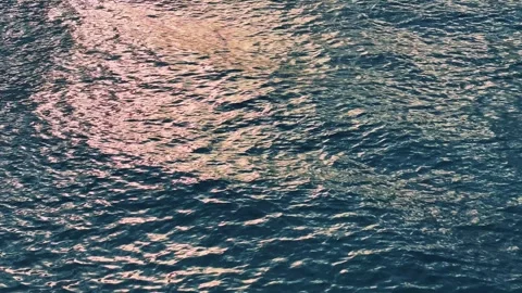 Reflections of the sunset on the surface of turquoise sea water. Vidéo 252243573