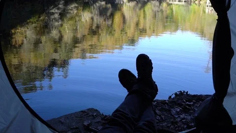 Reflections of trees and sky on tranquil lake Vidéo 98515142