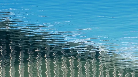 Reflections of a wall with vertical stripes broken by waves Vídeos de archivo 123295243