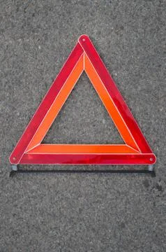 Reflective car warning triangle on the road Stockfoto's