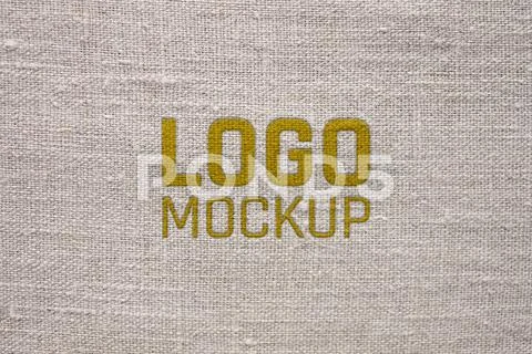 Reflective golden metallic luxury logo mockup on black background PSD 模板