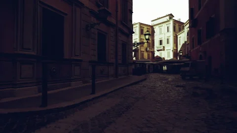 Reflective puddle captures sky above dimly lit urban alleyway Vídeo Stock 331522510