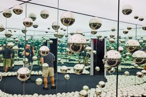 Reflective spheres and mirrors of infinity room Foto stock