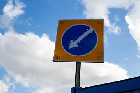 Reflective traffic sign with illuminated elements to enhance visibility and.. Stockfoto's