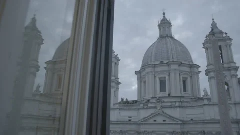 Reflects on window Piazza Navona-1 Stockbeeldmateriaal 155451073