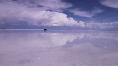 Refletcing sourface of Salar de Uyuni Video stock 86742833