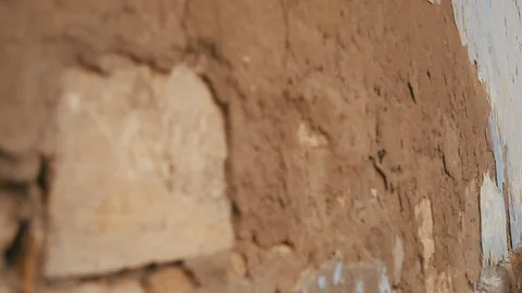 Refocus on broken wall of the old house, close up Vidéo 100037623