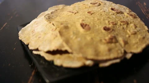Refocusing on the flatbreads on the plate Video stock 67479299