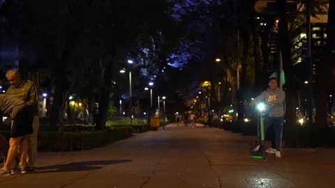 Reforma sidewalk. People using electronic scooter Vidéo 105134780