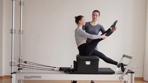 Reformer Pilates Video stock 152405105