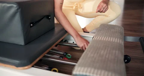 Reformer pilates, machine and hands with springs for fitness class preparation, 스톡 동영상 318531297