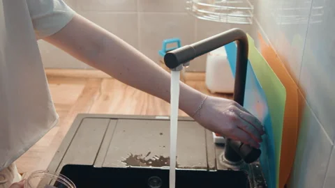 Refresh all countertops and surfaces. Ensure area is tidy and spotless after 库存影片 337463870