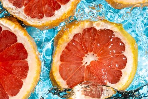 Refreshing background with organic grapefruit in swirling clean water Foto stock