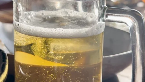 Refreshing Beer with Bubbles on Phuket Beach Vídeo Stock 309919260