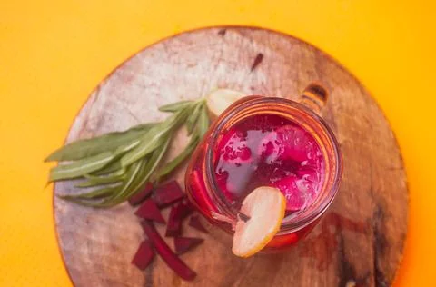 Refreshing beetroot and lemon juice, rich in vitamins, detoxifying properties Foto stock
