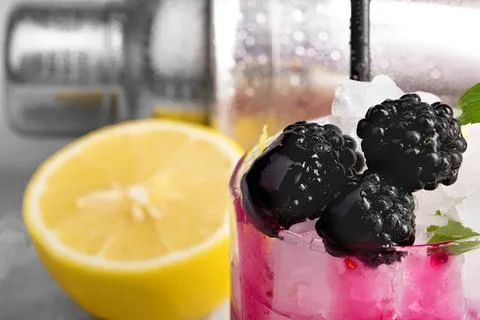 Refreshing berry drink with lemon slice on a table Stock-Fotos