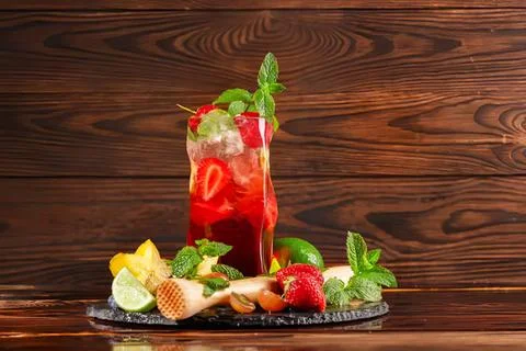 Refreshing berry drink with mint and ice on wooden table Stock-Fotos