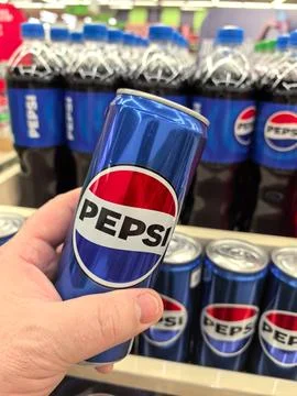 Refreshing beverages displayed in vibrant retail setting during daylight hour 库存照片