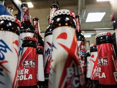 Refreshing Bier Cola Beverage Bottles on Display Fotos Stock