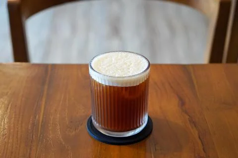 A refreshing blend of bold black coffee and sweet peach flavor Stock-Fotos
