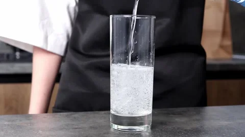 Refreshing bubbles dance in a glass as mixology takes center stage 스톡 동영상 296318767