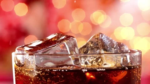 Refreshing carbonated soda drink with ice cubes, effervescent bubbles and a.. Video stock 337349528