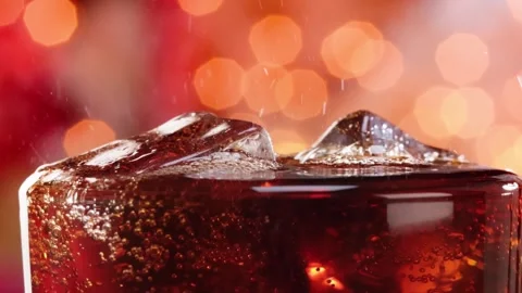Refreshing carbonated soda drink with ice cubes, effervescent bubbles risin.. Video stock 337359414