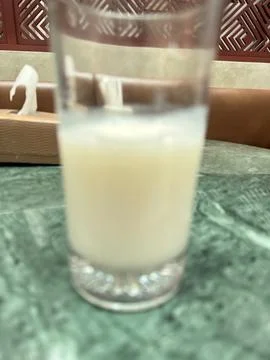 Refreshing Chilled Milk-Based Beverage in a Tall Glass Foto stock