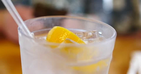 Refreshing citrus drink with ice and lemon slice at a café Video stock 281705888