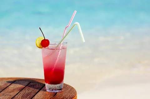 Refreshing cocktail on a beach table 스톡 사진