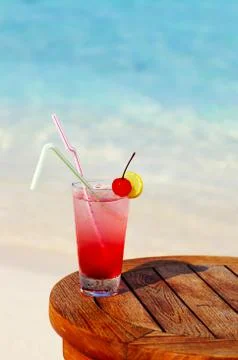 Refreshing cocktail on a beach table 스톡 사진