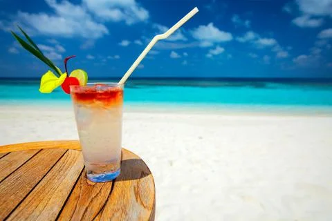 Refreshing cocktail on a beach table Foto stock