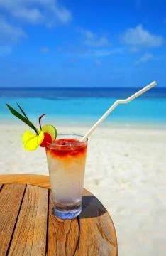 Refreshing cocktail on a beach table Foto stock